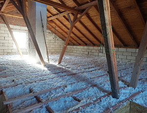 Zateplení stropu rodinného domu pomocí foukané izolace